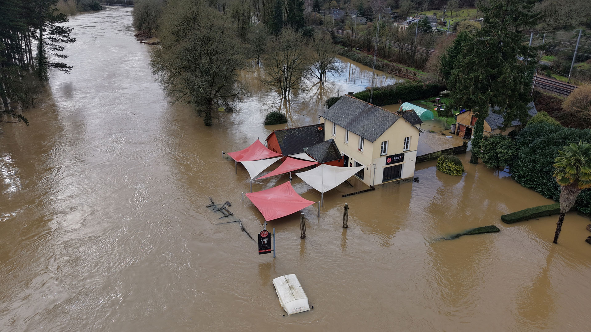 Γαλλία: Εκτεταμένες πλημμύρες στα δυτικά – Εκκενώθηκαν σπίτια-3