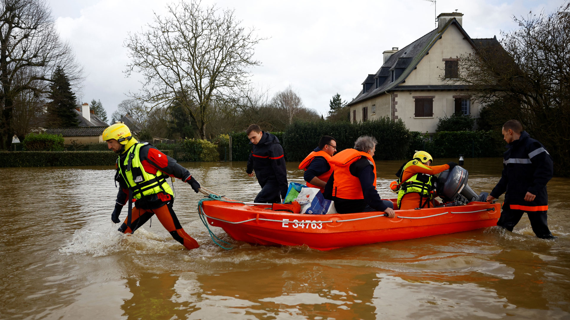 Γαλλία: Εκτεταμένες πλημμύρες στα δυτικά – Εκκενώθηκαν σπίτια-2