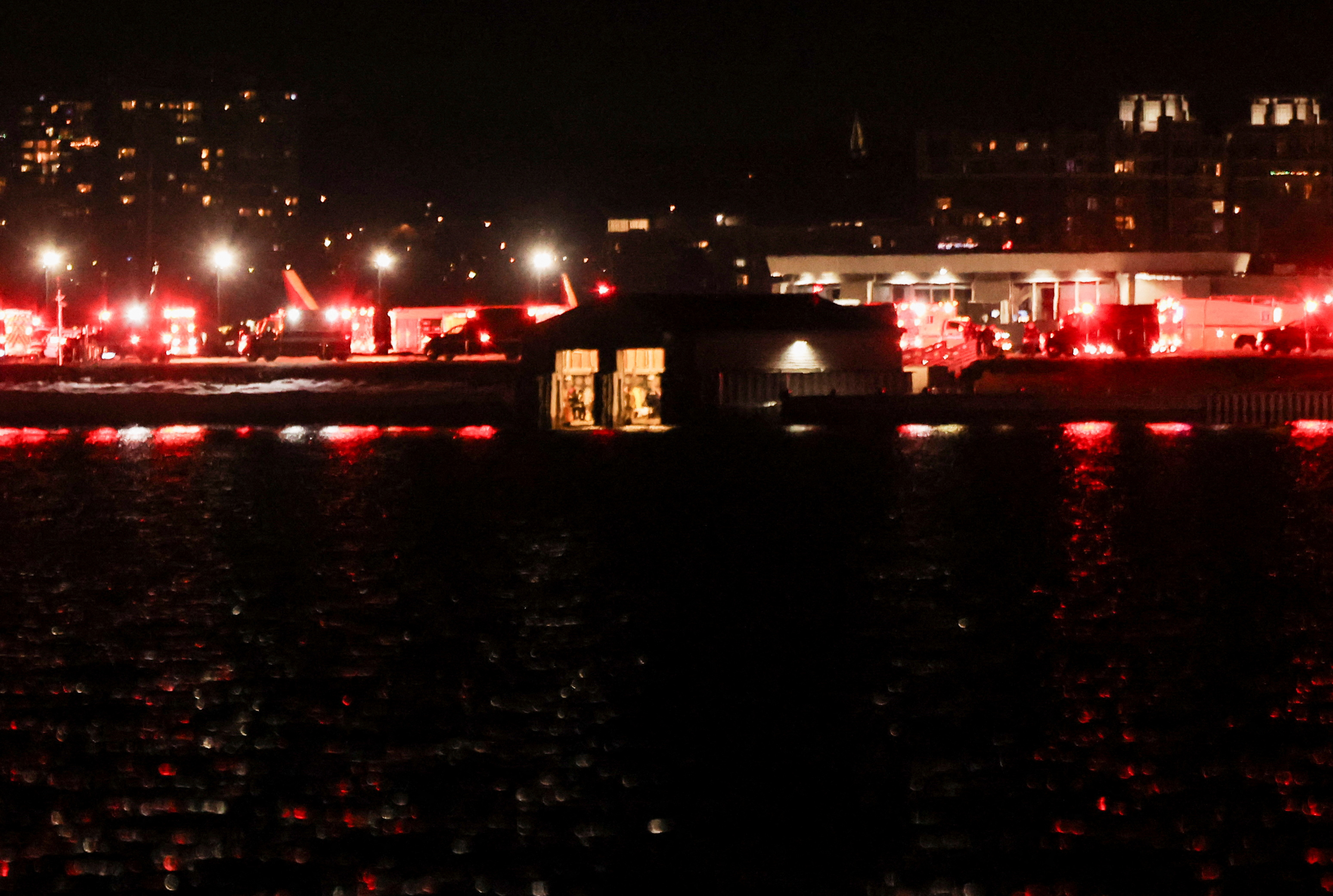 Ουάσιγκτον: Σύγκρουση αεροπλάνου με στρατιωτικό ελικόπτερο – Αναφορές για νεκρούς-5