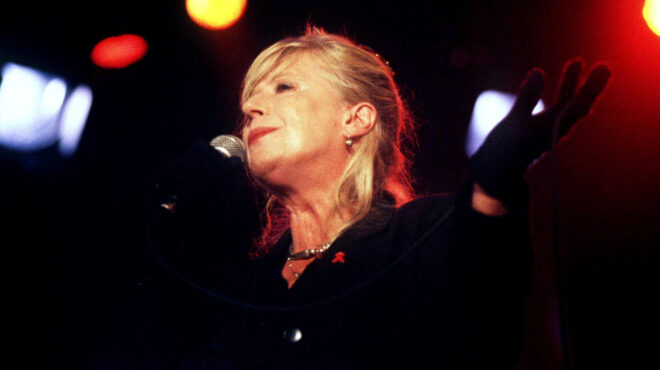 η-τραγουδίστρια-μαριάν-φέιθφουλ-πέθα-563444581