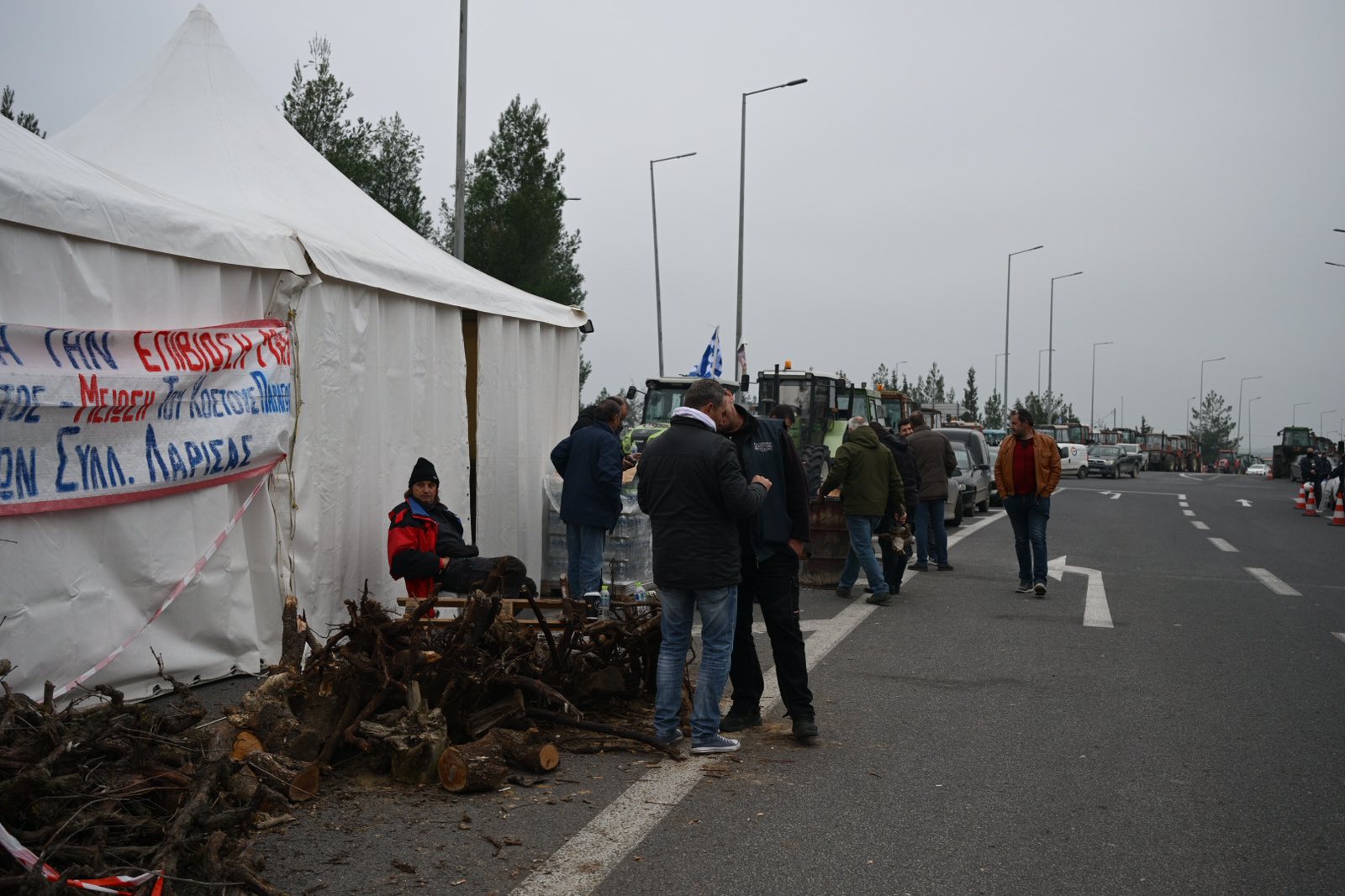 Λάρισα: Μπλόκο αγροτών στην Εθνική Οδό στο ύψος της Γυρτώνης-1