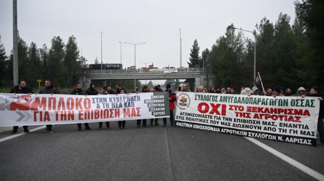 λάρισα-μπλόκο-αγροτών-στην-εθνική-οδό-563440318