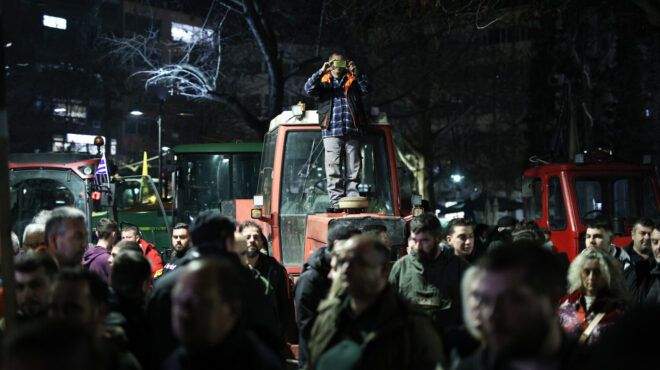 λάρισα-αγρότες-με-τρακτέρ-στο-κτίριο-τ-563446567