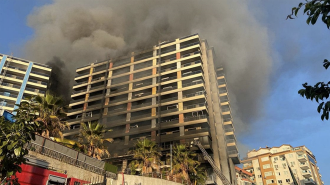 τουρκία-φωτιά-σε-πολυώροφο-ξενοδοχεί-563438470