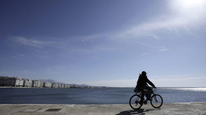 καιρός-νεφώσεις-και-σποραδικές-βροχέ-563409967