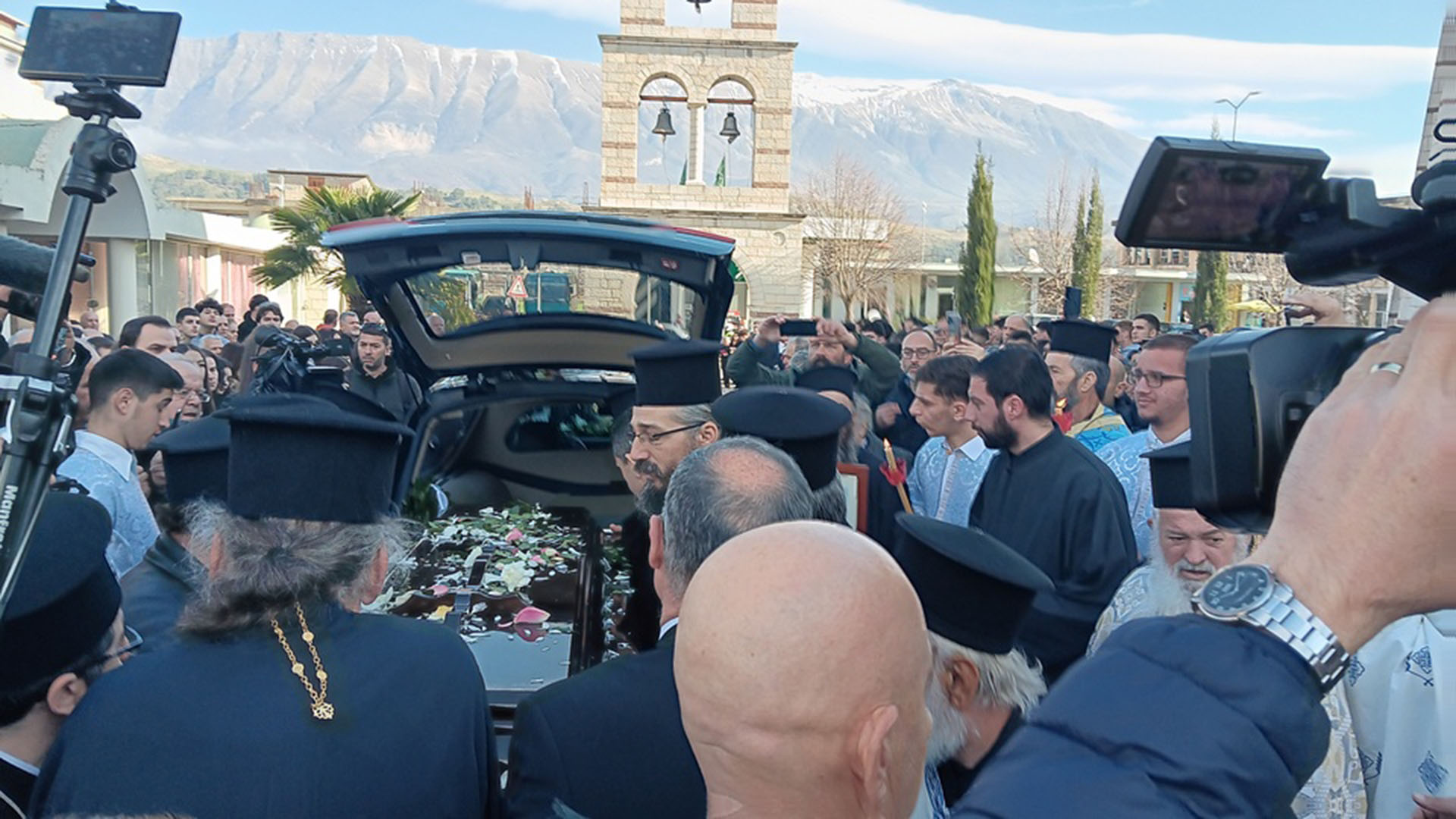 Αναστάσιος: Πλήθος κόσμου στην υποδοχή του σκηνώματος στην Αλβανία [βίντεο]-1