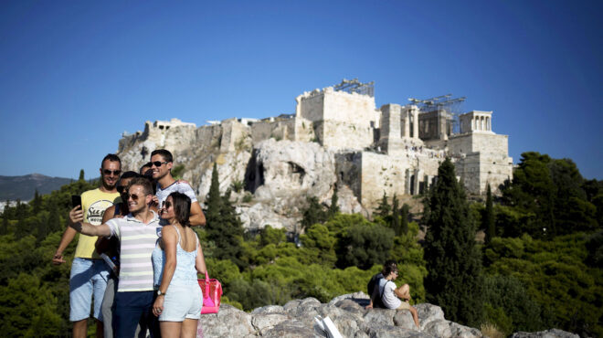 οι-τουρίστες-τον-νοέμβριο-μιλούσαν-αγ-563424598