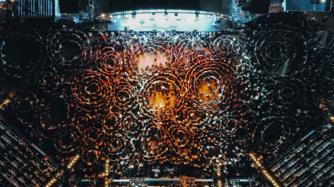 οι-νέοι-αγαπούν-ξανά-την-παραδοσιακή-μ-563424712