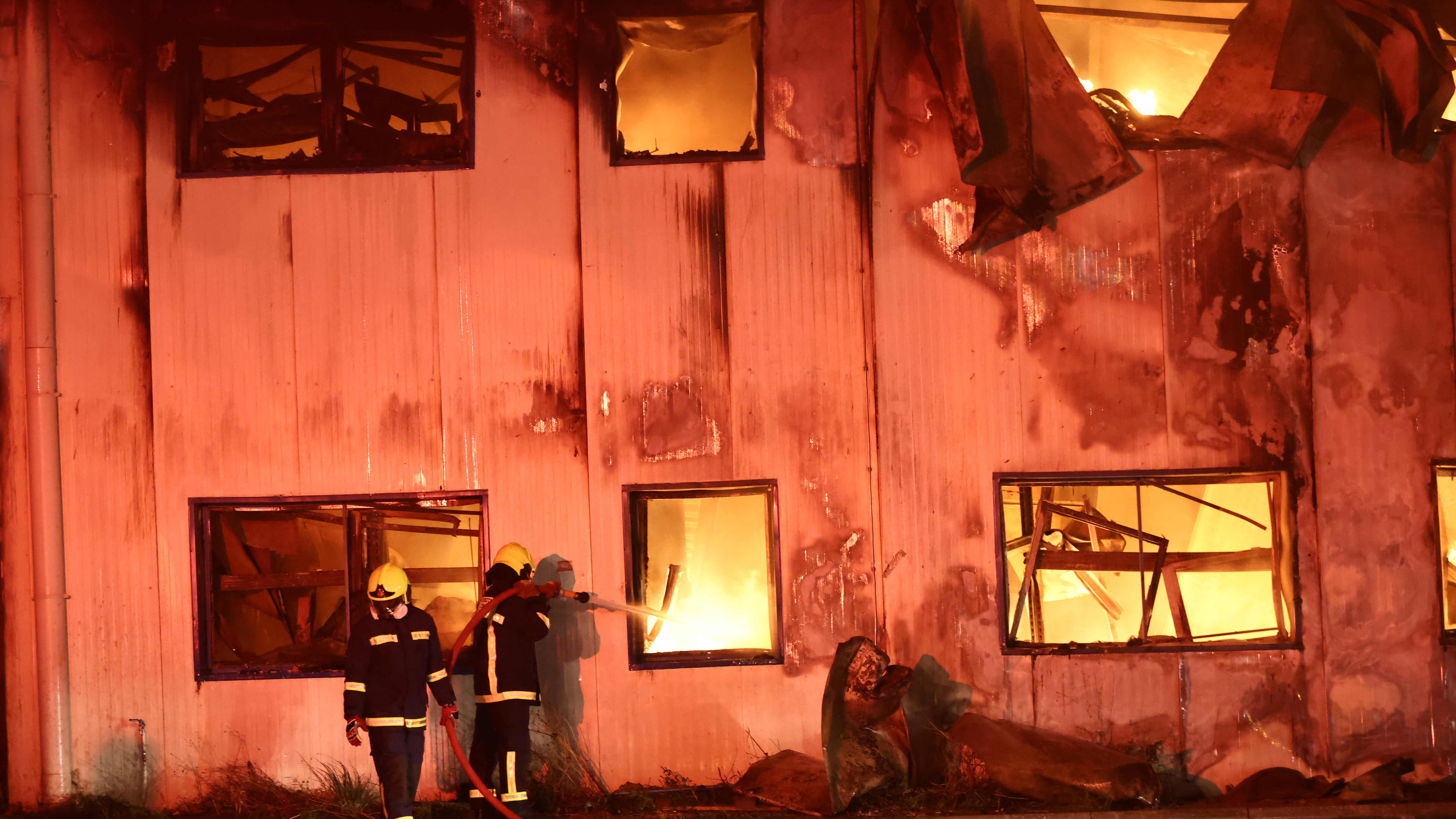 Κορωπί: Σε ύφεση η φωτιά – Κάηκαν χώροι εργοστασίου-3