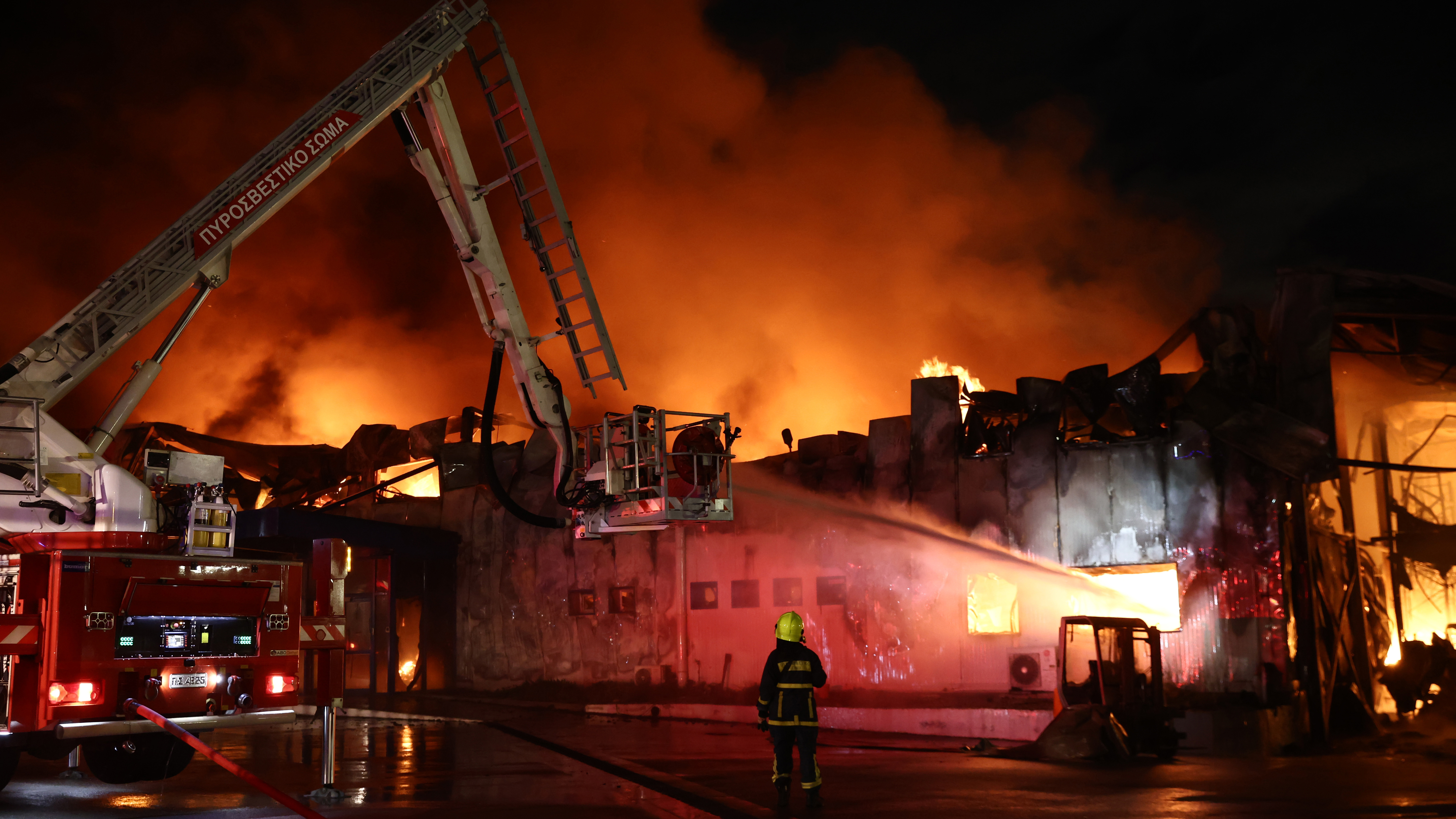 Κορωπί: Σε ύφεση η φωτιά – Κάηκαν χώροι εργοστασίου-2