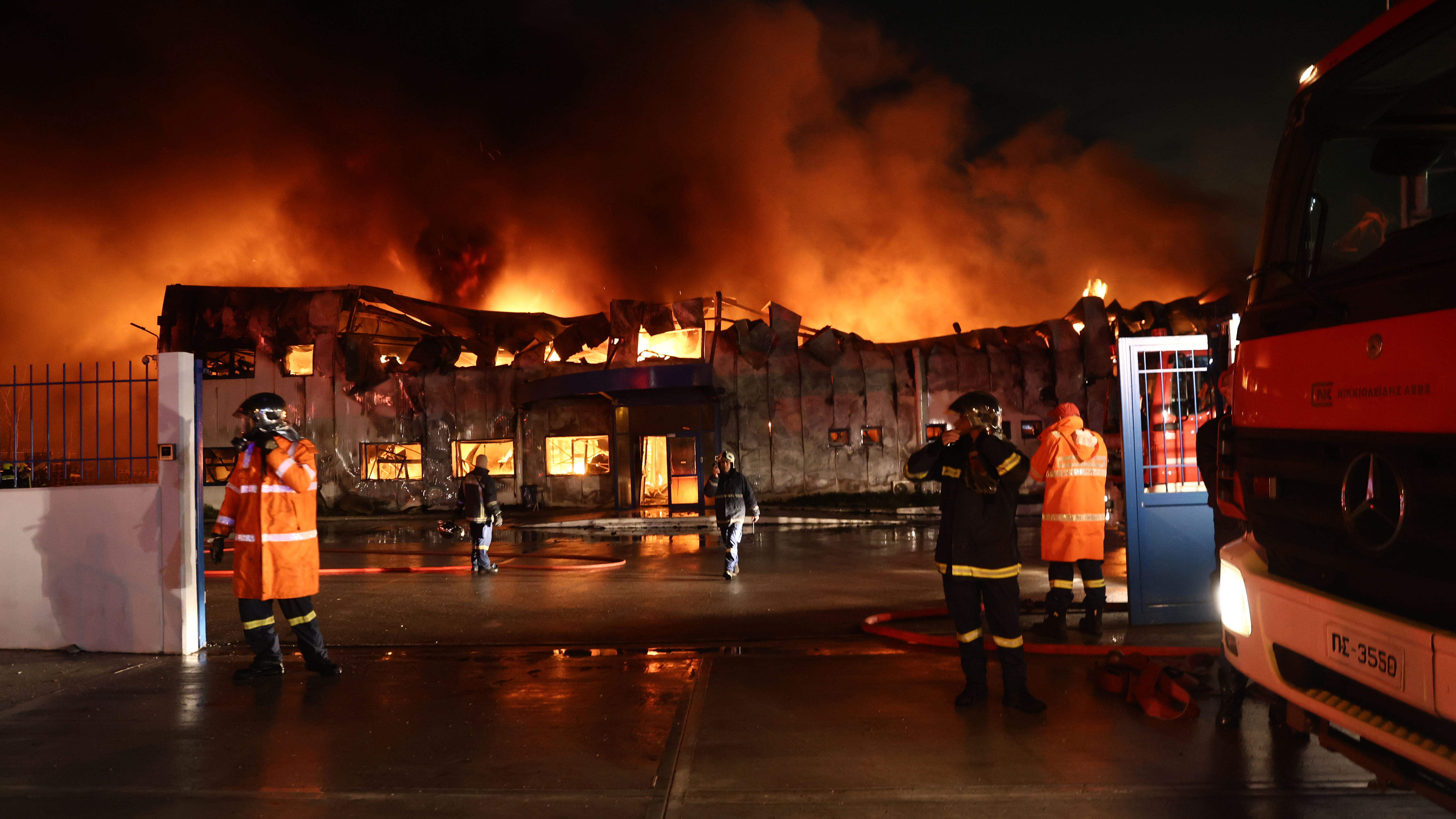Κορωπί: Σε ύφεση η φωτιά – Κάηκαν χώροι εργοστασίου-4