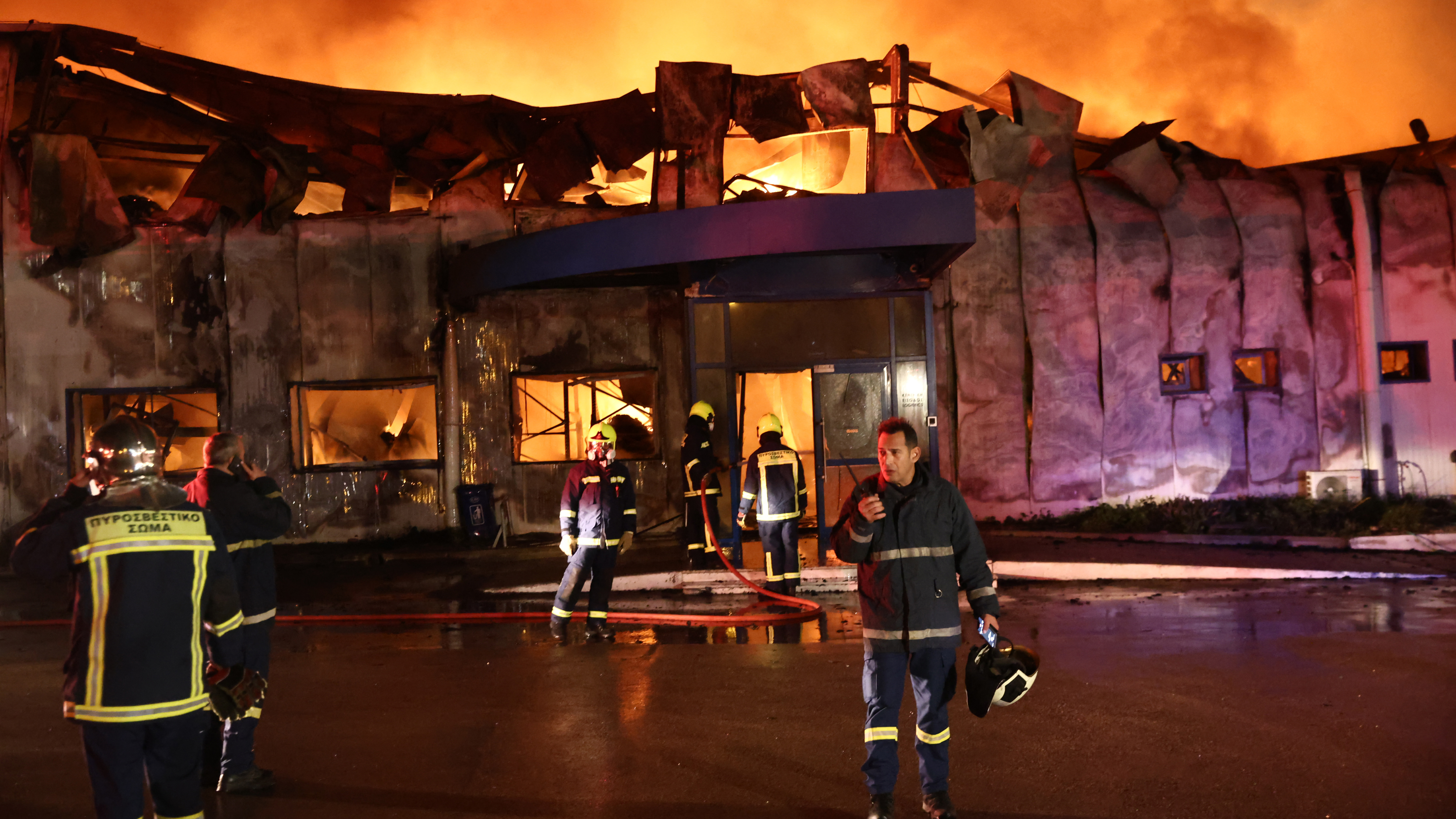 Κορωπί: Σε ύφεση η φωτιά – Κάηκαν χώροι εργοστασίου-1