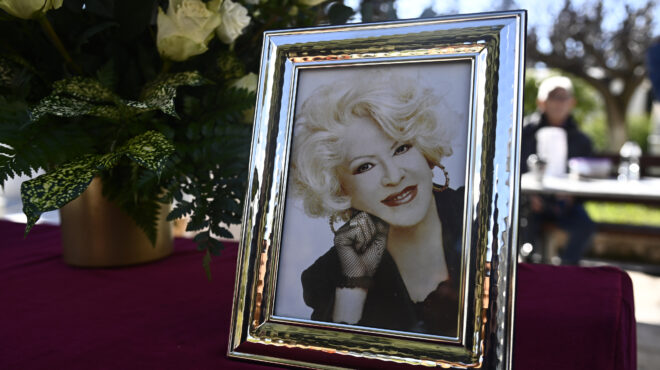 καίτη-γκρέυ-πλήθος-κόσμου-στο-τελευτα-563429992