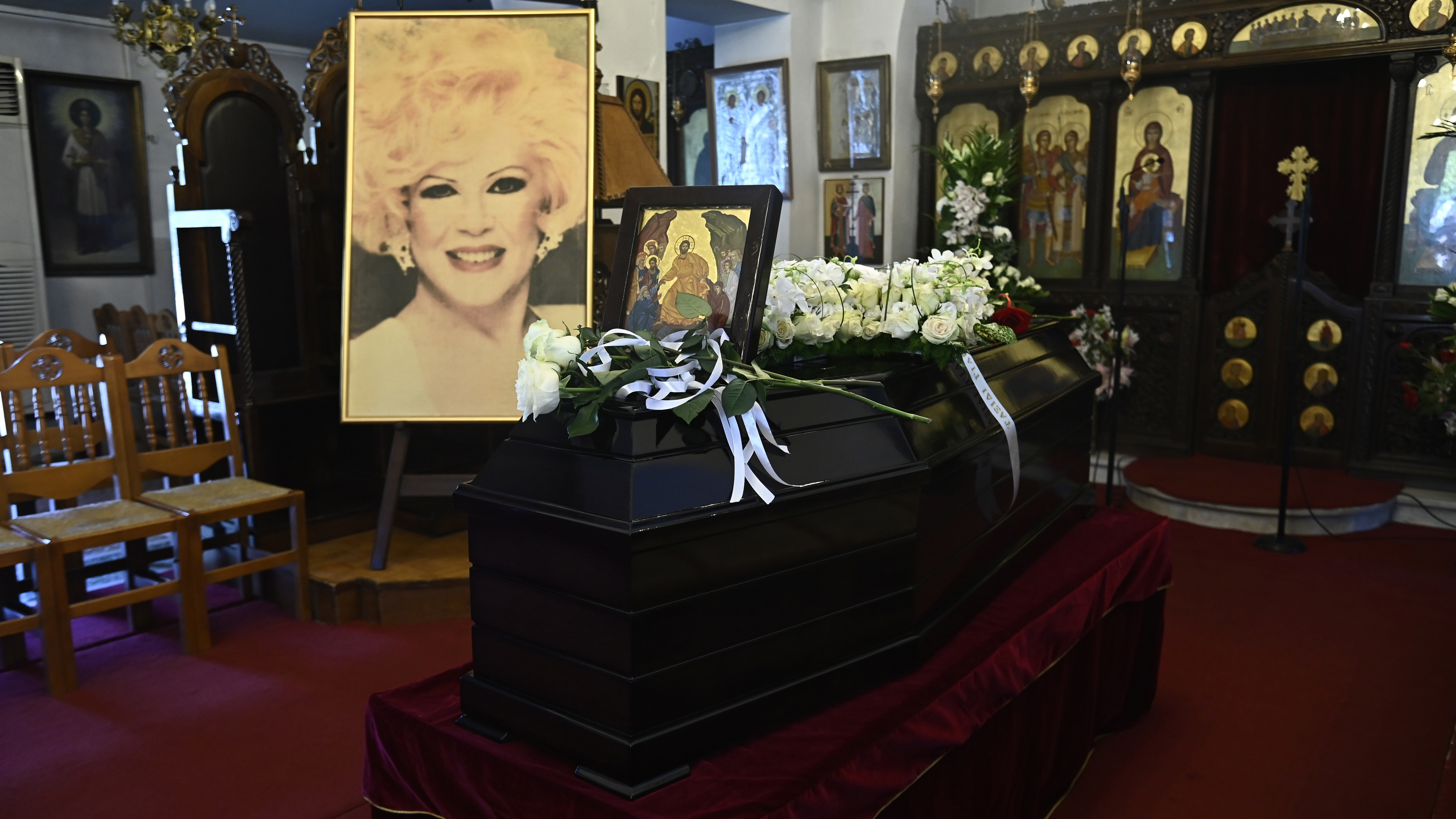 Καίτη Γκρέυ: Πλήθος κόσμου στο τελευταίο «αντίο» – Εικόνες-1