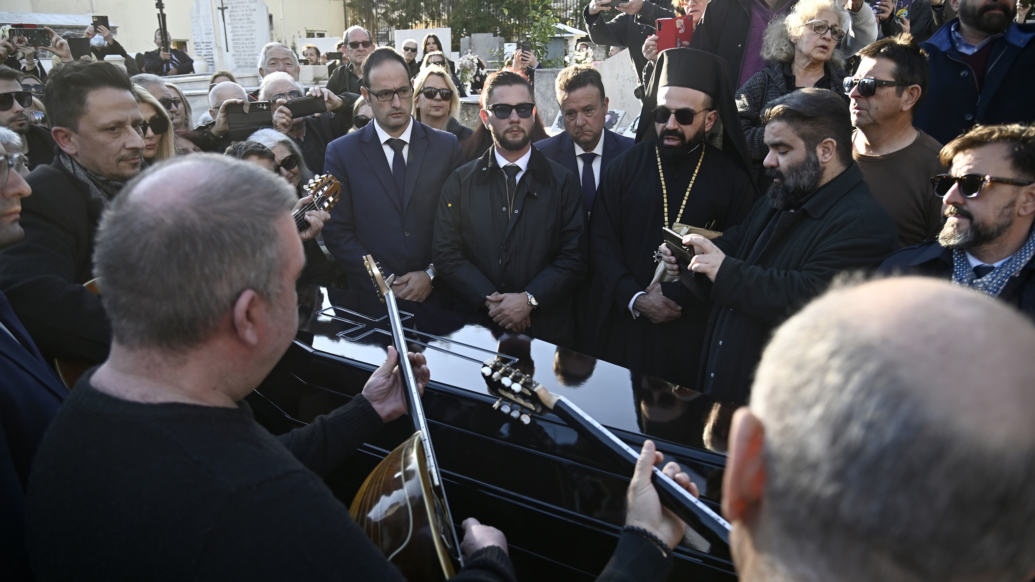 Καίτη Γκρέυ: Πλήθος κόσμου στο τελευταίο «αντίο» – Εικόνες-2