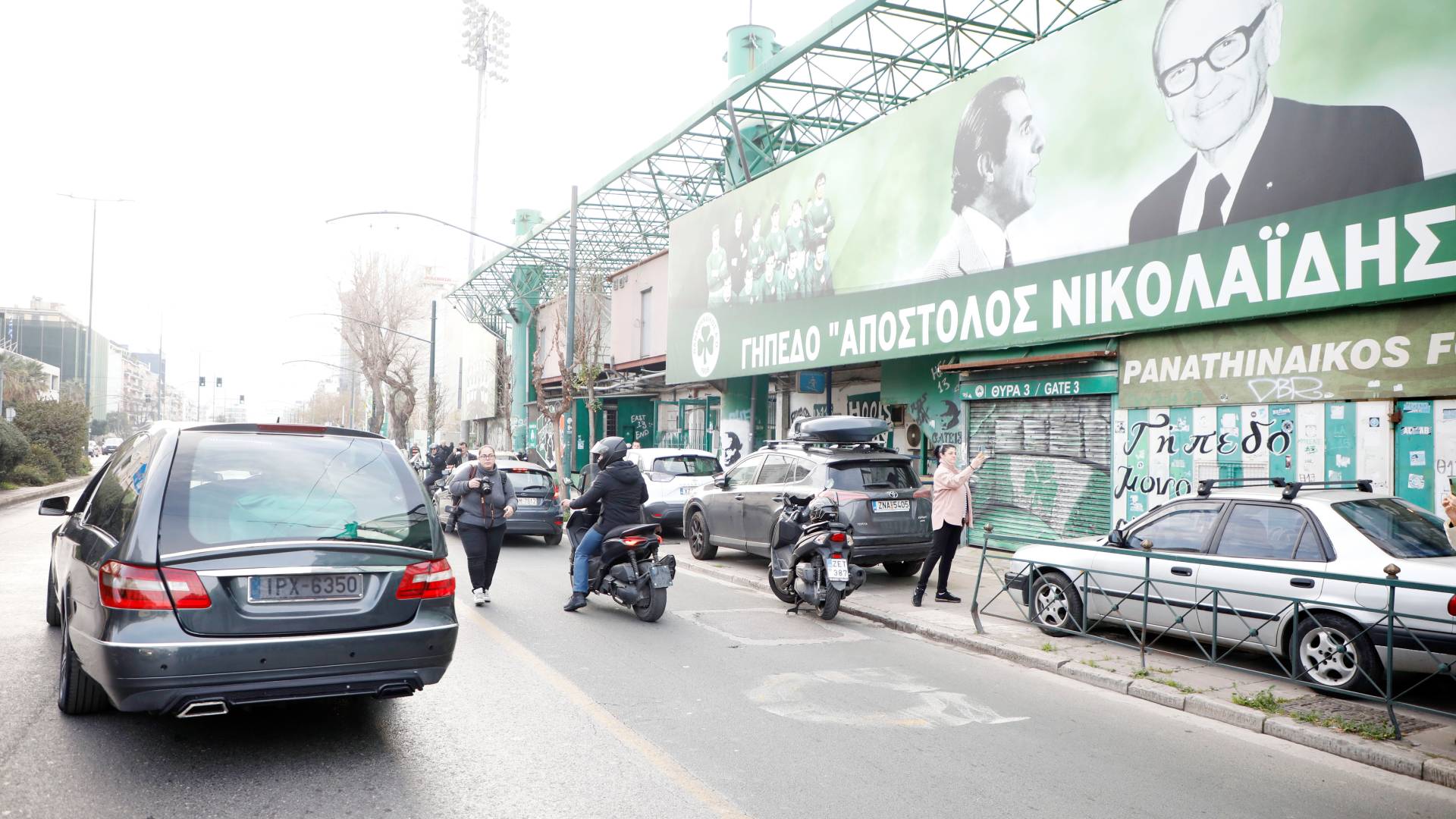 Κηδεία Μίμη Δομάζου: Ρίγη συγκίνησης για τον «στρατηγό» – Η τελευταία στάση στη Λεωφόρο-13