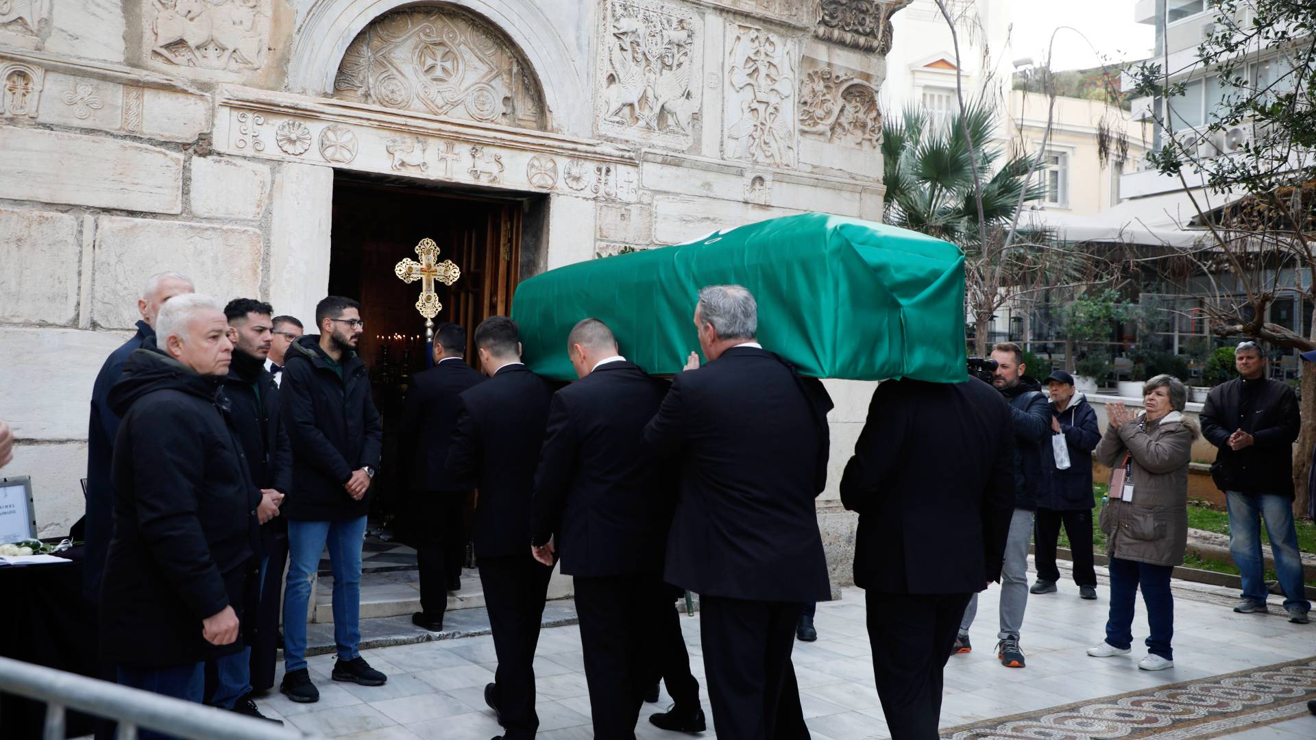 Κηδεία Μίμη Δομάζου: Ρίγη συγκίνησης για τον «στρατηγό» – Η τελευταία στάση στη Λεωφόρο-16