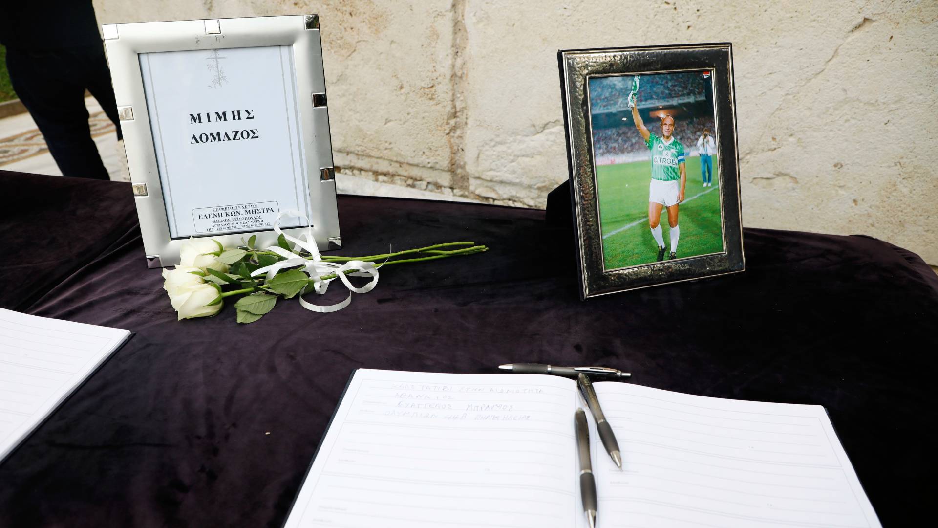 Κηδεία Μίμη Δομάζου: Ρίγη συγκίνησης για τον «στρατηγό» – Η τελευταία στάση στη Λεωφόρο-15