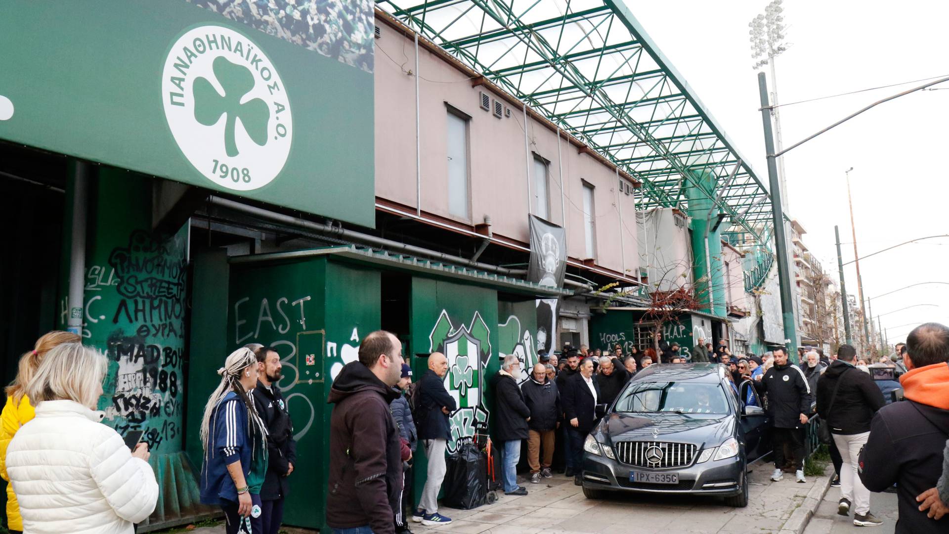 Κηδεία Μίμη Δομάζου: Ρίγη συγκίνησης για τον «στρατηγό» – Η τελευταία στάση στη Λεωφόρο-14