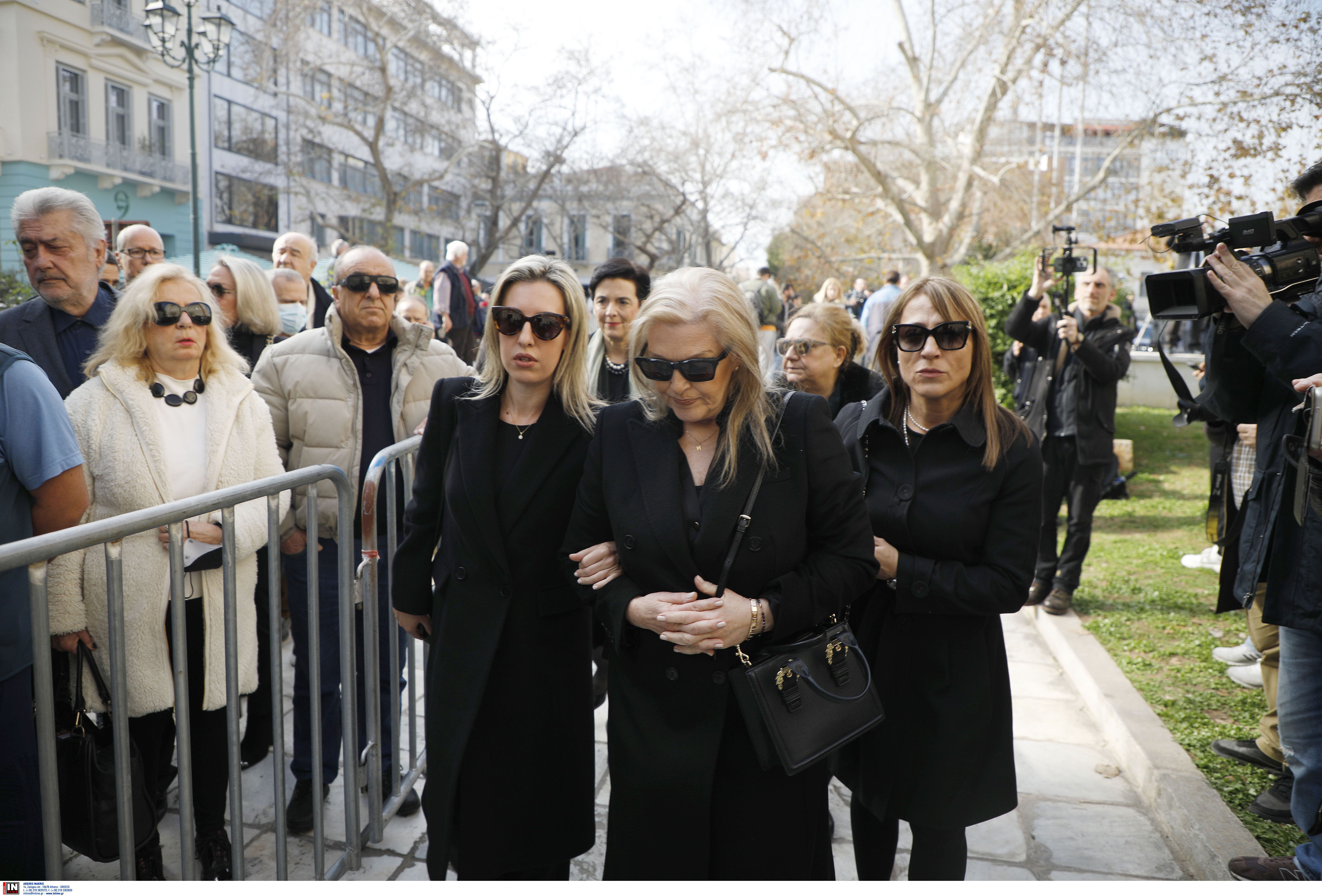 Κηδεία Μίμη Δομάζου: Ρίγη συγκίνησης για τον «στρατηγό» – Η τελευταία στάση στη Λεωφόρο-7