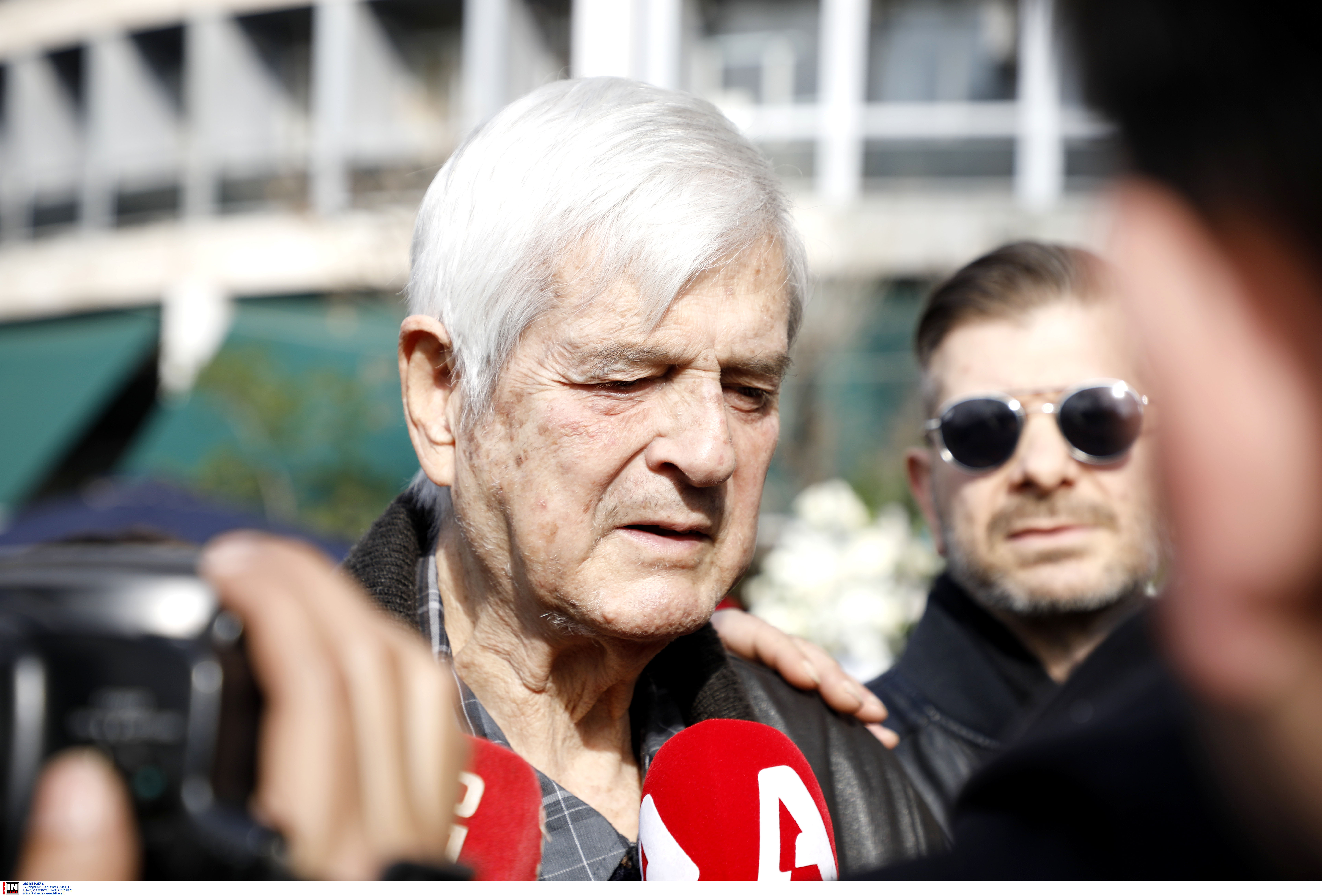 Κηδεία Μίμη Δομάζου: Ρίγη συγκίνησης για τον «στρατηγό» – Η τελευταία στάση στη Λεωφόρο-11