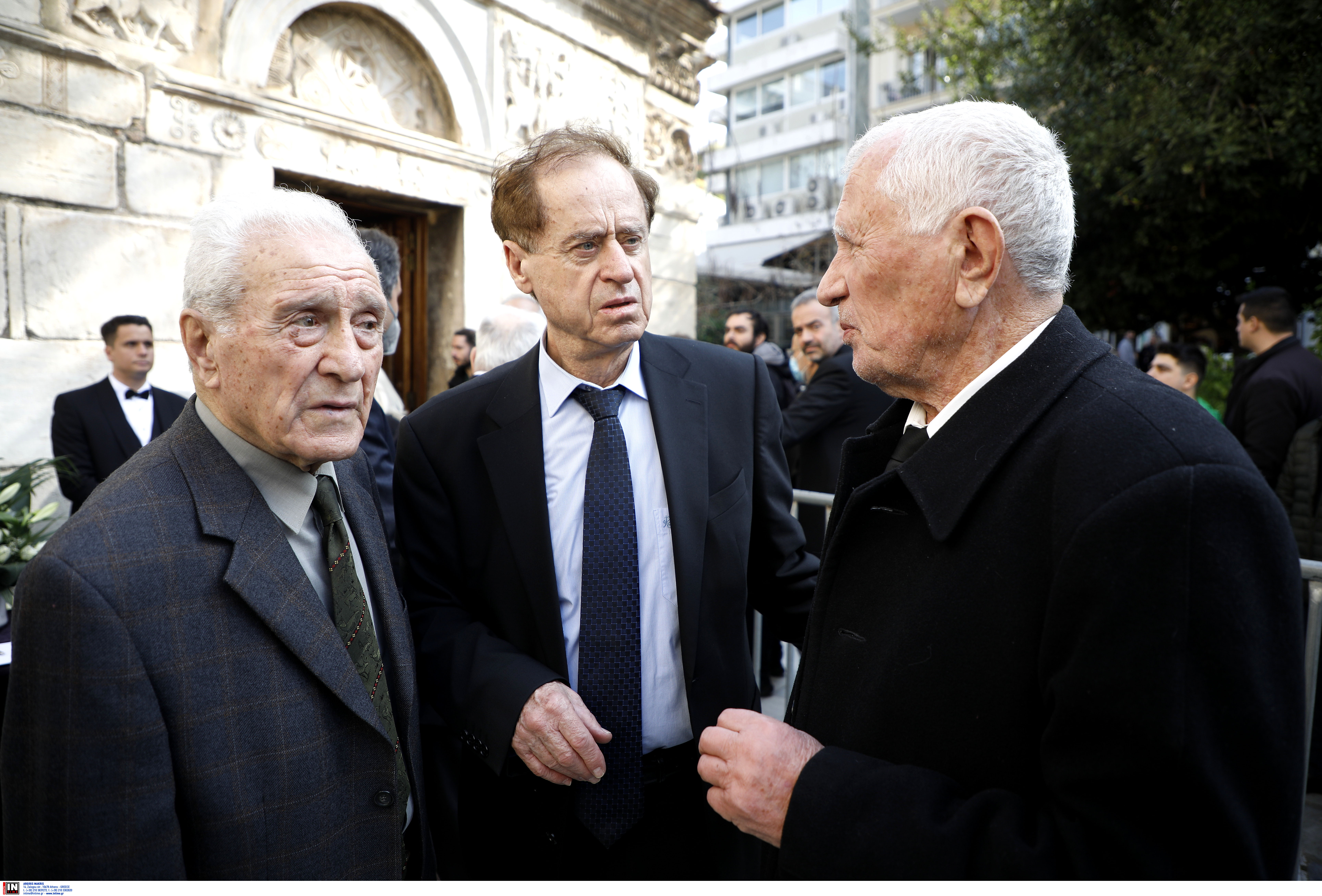 Κηδεία Μίμη Δομάζου: Ρίγη συγκίνησης για τον «στρατηγό» – Η τελευταία στάση στη Λεωφόρο-12