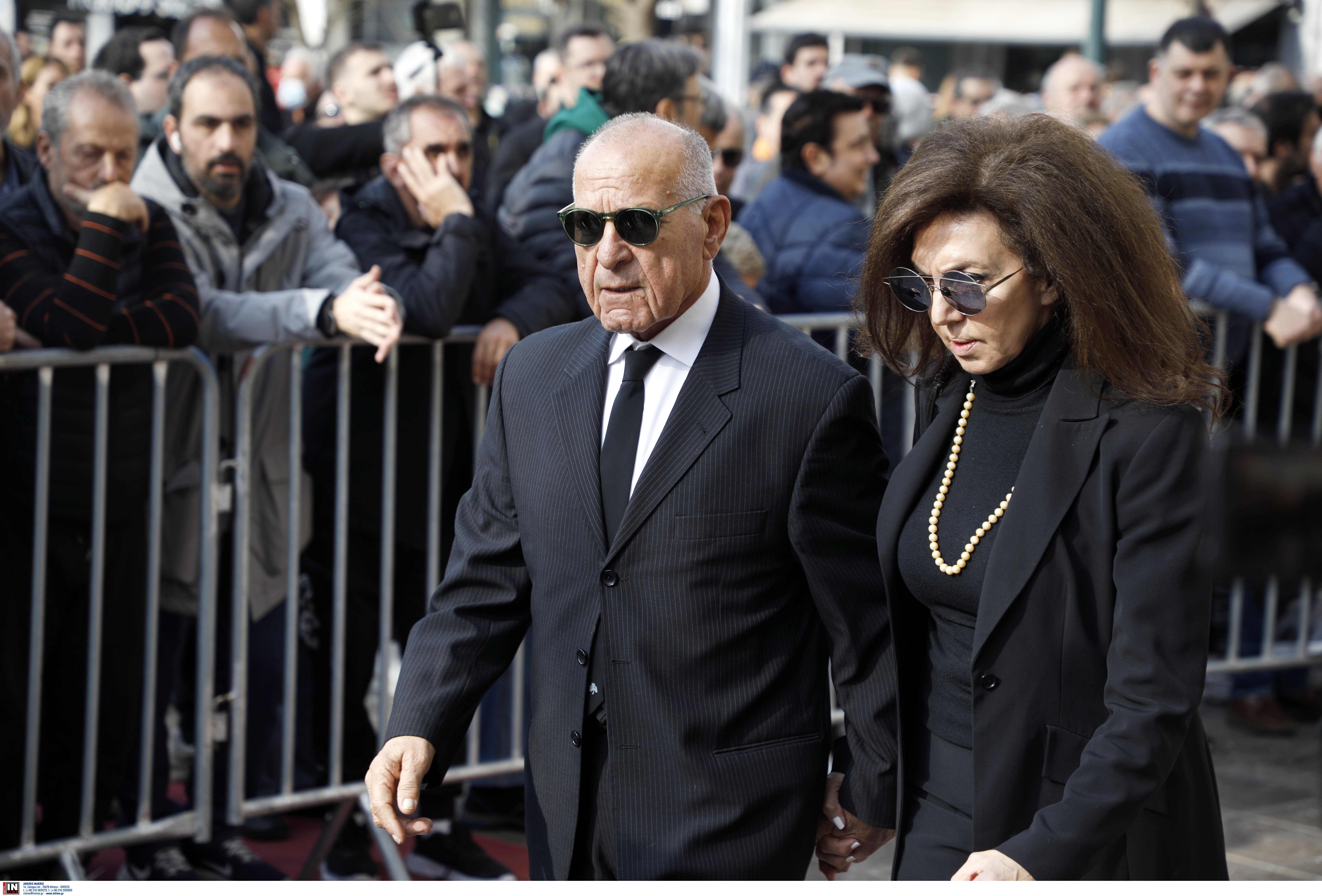 Κηδεία Μίμη Δομάζου: Ρίγη συγκίνησης για τον «στρατηγό» – Η τελευταία στάση στη Λεωφόρο-8