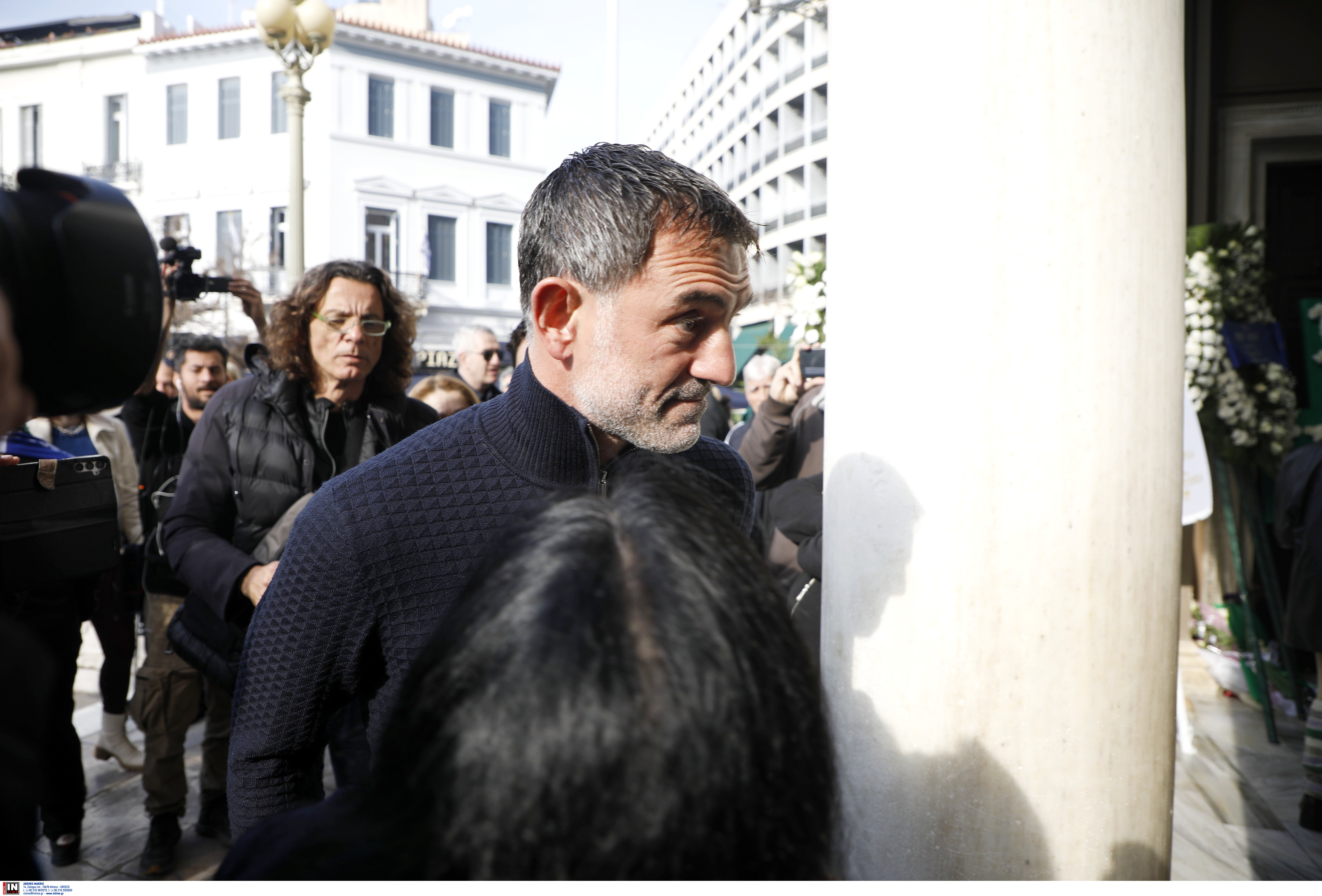 Κηδεία Μίμη Δομάζου: Ρίγη συγκίνησης για τον «στρατηγό» – Η τελευταία στάση στη Λεωφόρο-9