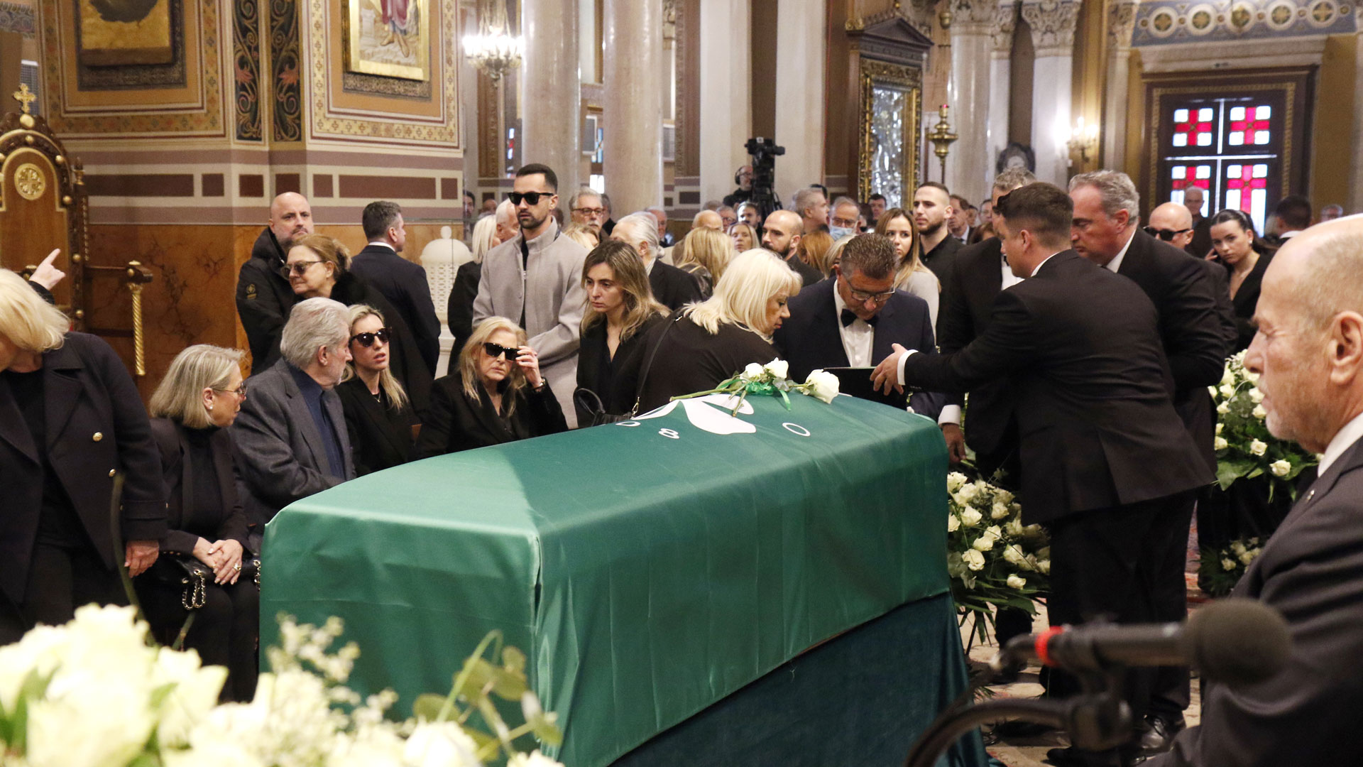 Κηδεία Μίμη Δομάζου: Ρίγη συγκίνησης για τον «στρατηγό» – Η τελευταία στάση στη Λεωφόρο-1