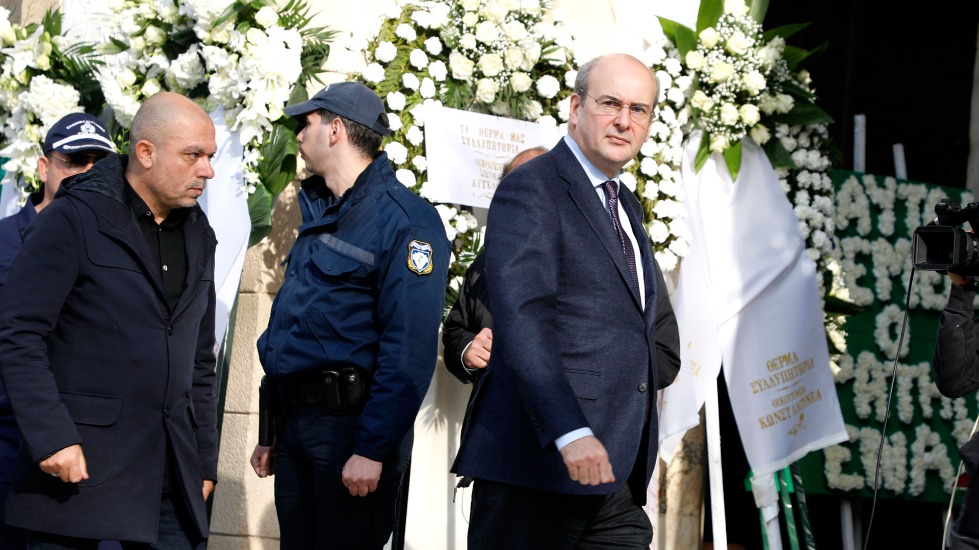 Κηδεία Μίμη Δομάζου: Ρίγη συγκίνησης για τον «στρατηγό» – Η τελευταία στάση στη Λεωφόρο-3