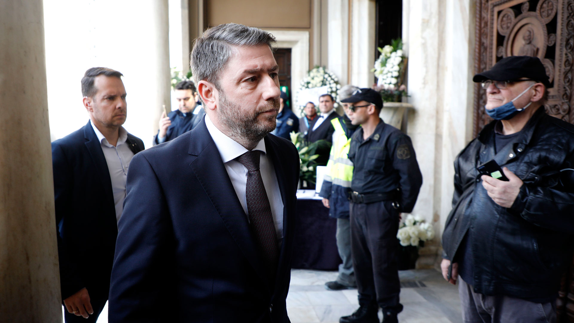 Κηδεία Μίμη Δομάζου: Ρίγη συγκίνησης για τον «στρατηγό» – Η τελευταία στάση στη Λεωφόρο-5