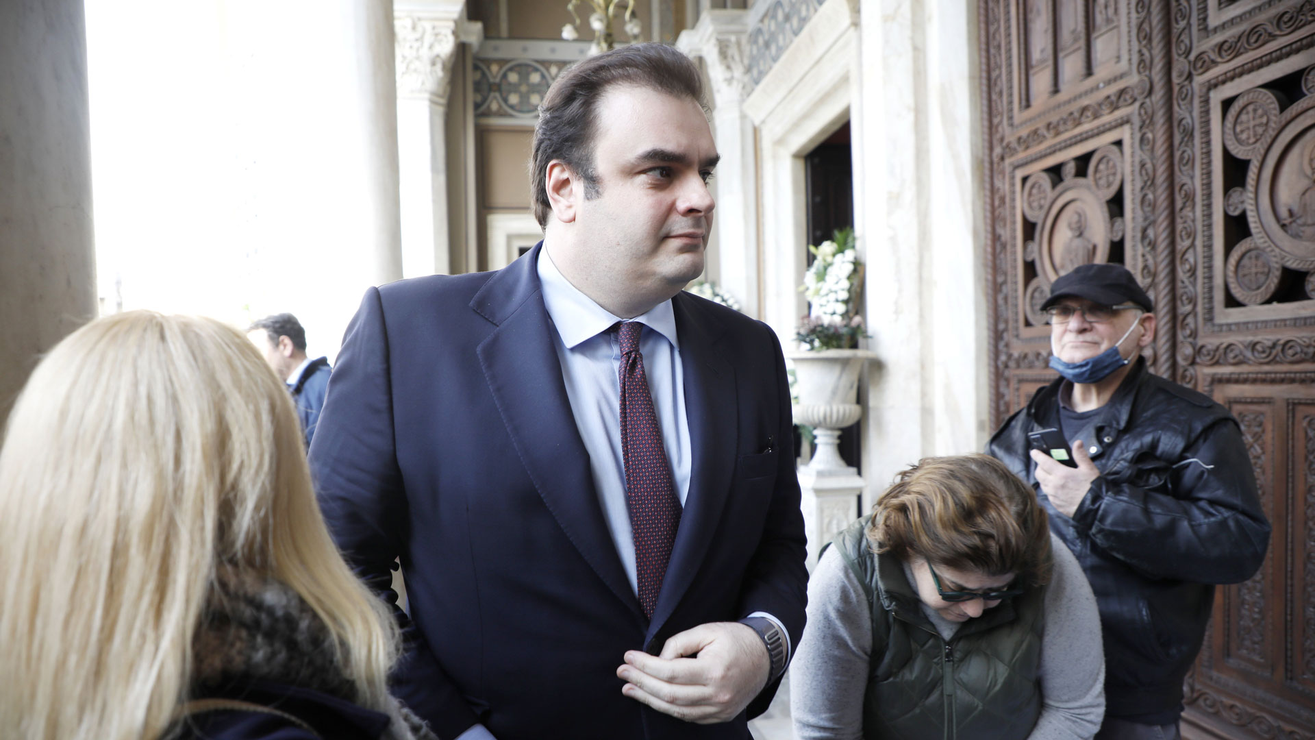 Κηδεία Μίμη Δομάζου: Ρίγη συγκίνησης για τον «στρατηγό» – Η τελευταία στάση στη Λεωφόρο-2