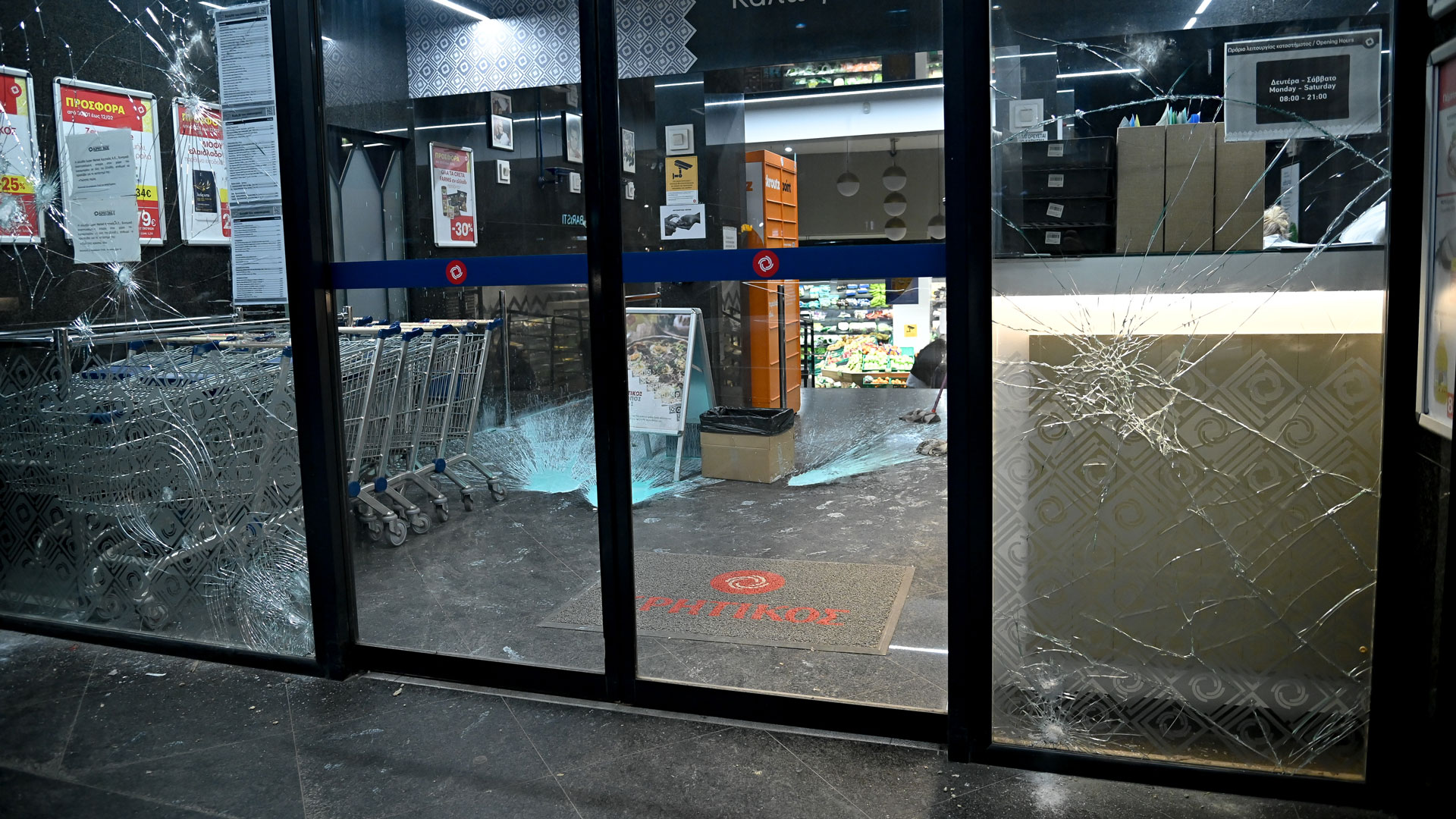 Κυψέλη: Επίθεση με ρόπαλα και πέτρες σε καταστήματα – 20 προσαγωγές-1