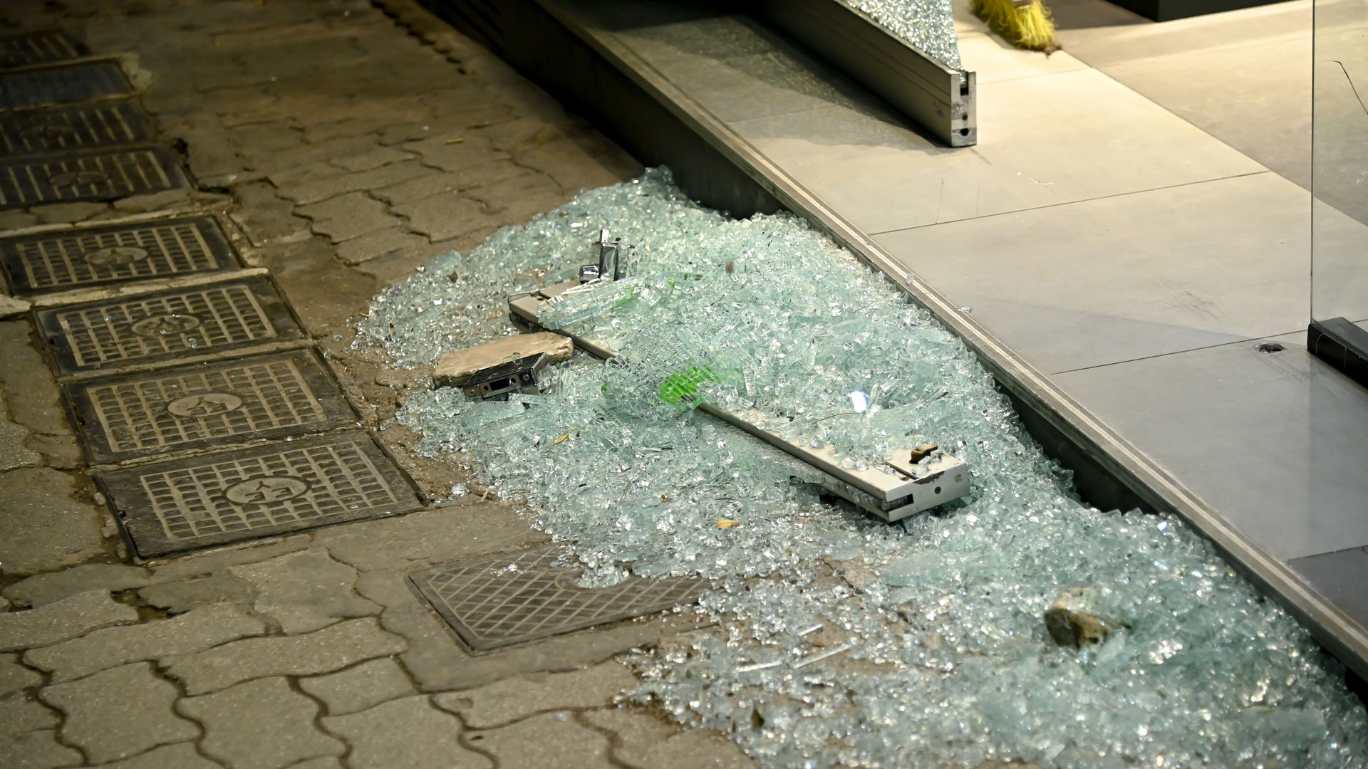 Κυψέλη: Επίθεση με ρόπαλα και πέτρες σε καταστήματα – 20 προσαγωγές-2