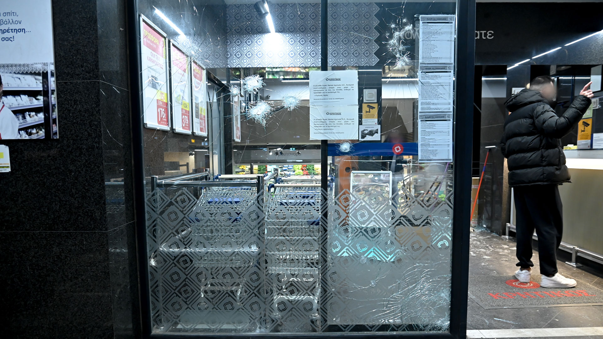 Κυψέλη: Επίθεση με ρόπαλα και πέτρες σε καταστήματα – 20 προσαγωγές-3