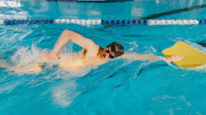 από-την-απλή-κολύμβηση-στην-αερόβια-πρ-563443648