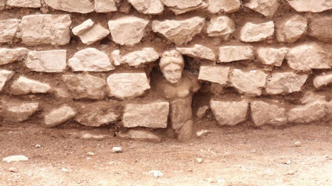 εντοιχισμένο-άγαλμα-βρέθηκε-στον-αρχ-563428963