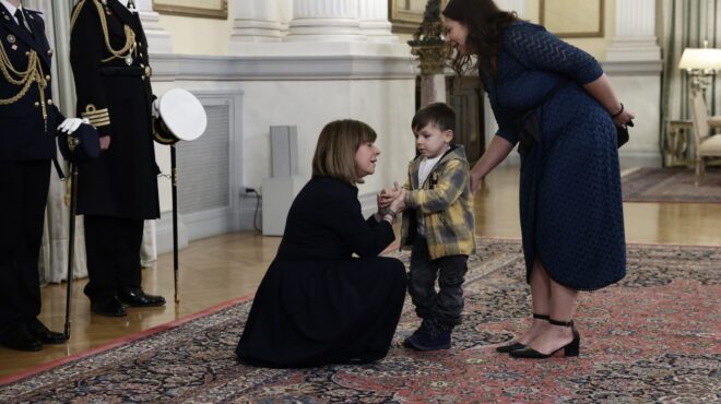 εκπρόσωποι-της-ηγεσίας-και-πολύτεκνο-563399869