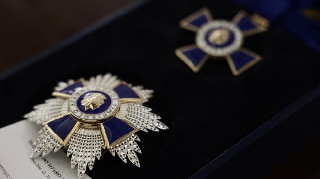 η-πρόεδρος-της-δημοκρατίας-παρασημοφ-563415337