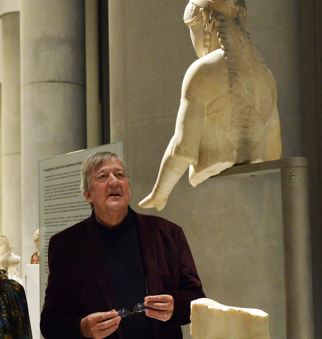 Στίβεν Φράι: «Πράξη φιλίας η επανένωση των Γλυπτών» – Το «δάνειο» και η συνεργασία-1