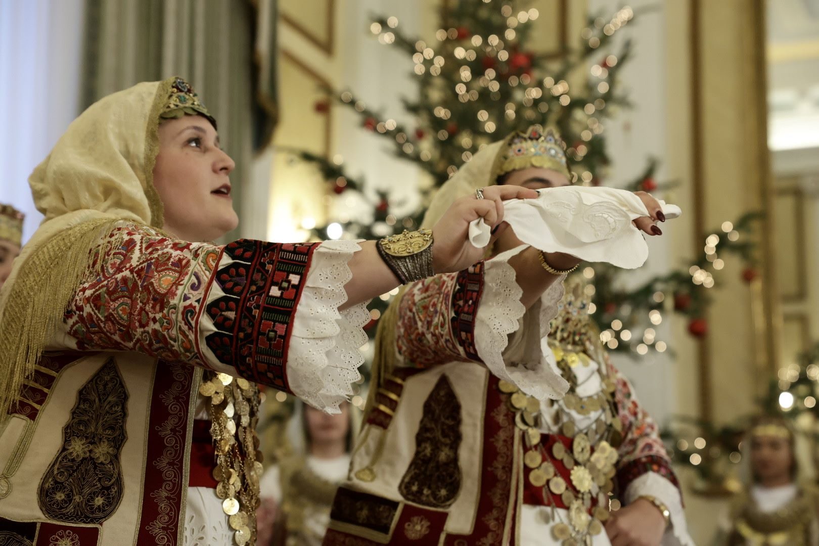 Εκπρόσωποι της ηγεσίας και πολύτεκνοι έκαναν ποδαρικό στο Προεδρικό Μέγαρο-2