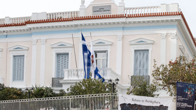 από-τα-νομικά-βιβλία-του-κώστα-σημίτη-μ-563419942