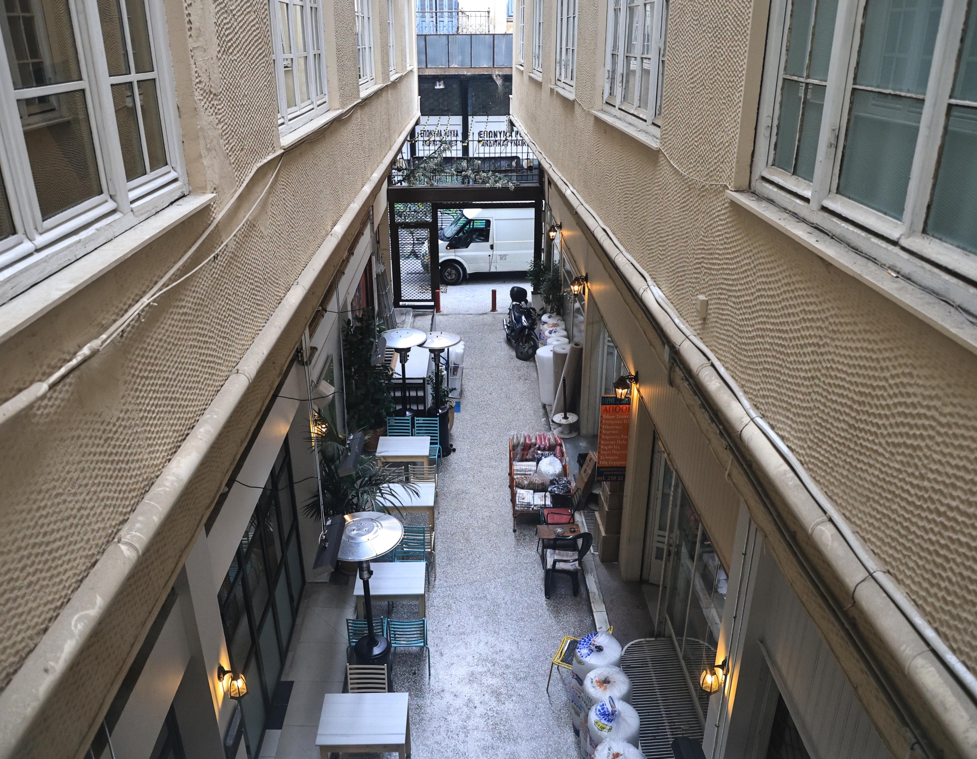 Στοά Καΐρη: Εκεί που η παλιά Αθήνα συναντά τα Airbnb-11