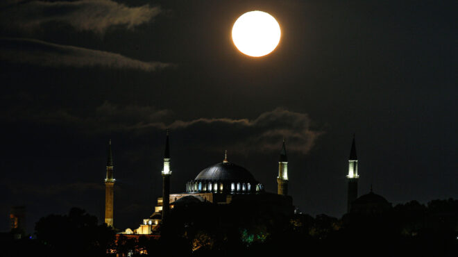 αγία-σοφία-στο-φως-ένας-υπόγειος-κόσμο-563404180