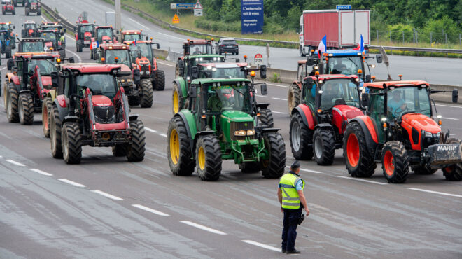 γαλλία-κομβόι-αγροτών-κατευθύνεται-π-563403838
