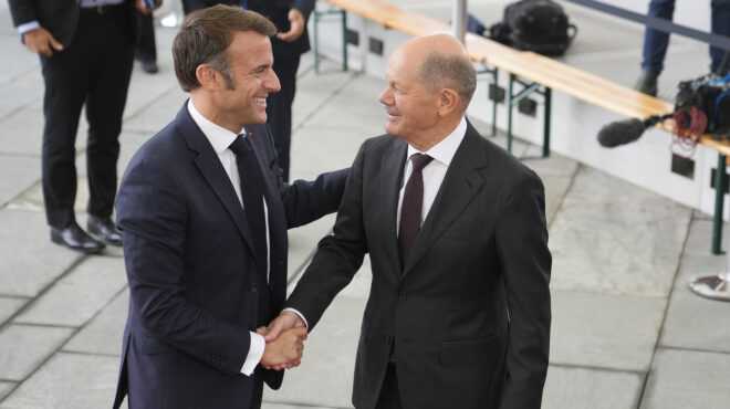 τετ-α-τετ-μακρόν-σολτς-στη-σκιά-της-ορ-563429449