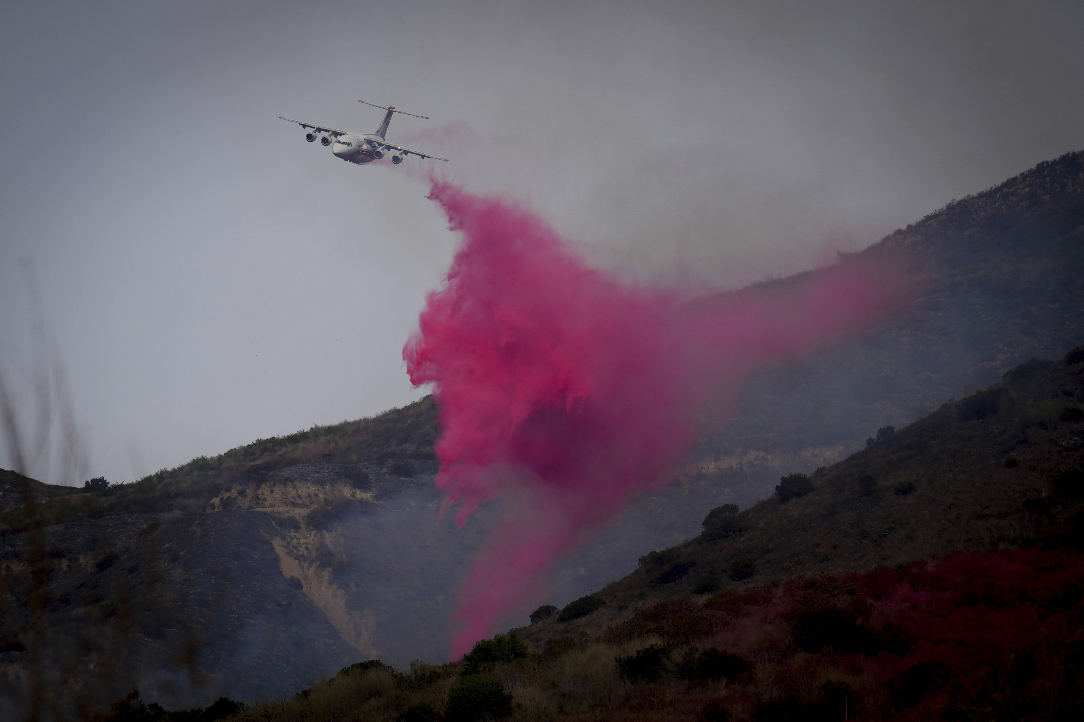 «Ροζ» το πυρόπληκτο Λος Αντζελες – Τι είναι η αντιπυρική σκόνη που χρησιμοποιήθηκε στη μάχη με τις φλόγες-3