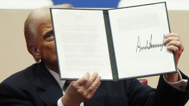 τα-διατάγματα-του-τραμπ-τι-υπέγραψε-ο-ν-563427559