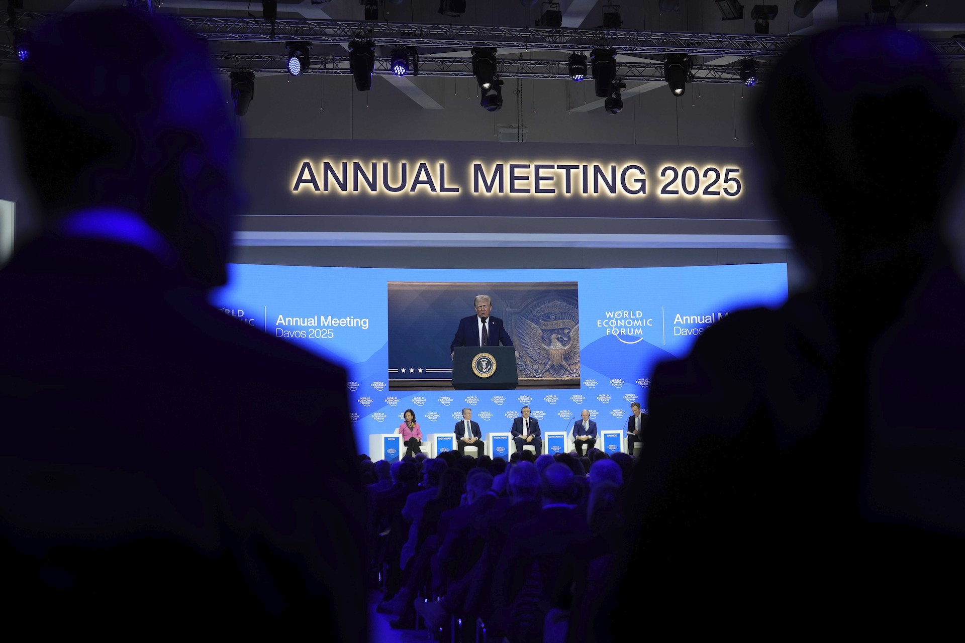 Επίδειξη ισχύος Τραμπ – Μηνύματα και τελεσίγραφα από το Νταβός-2