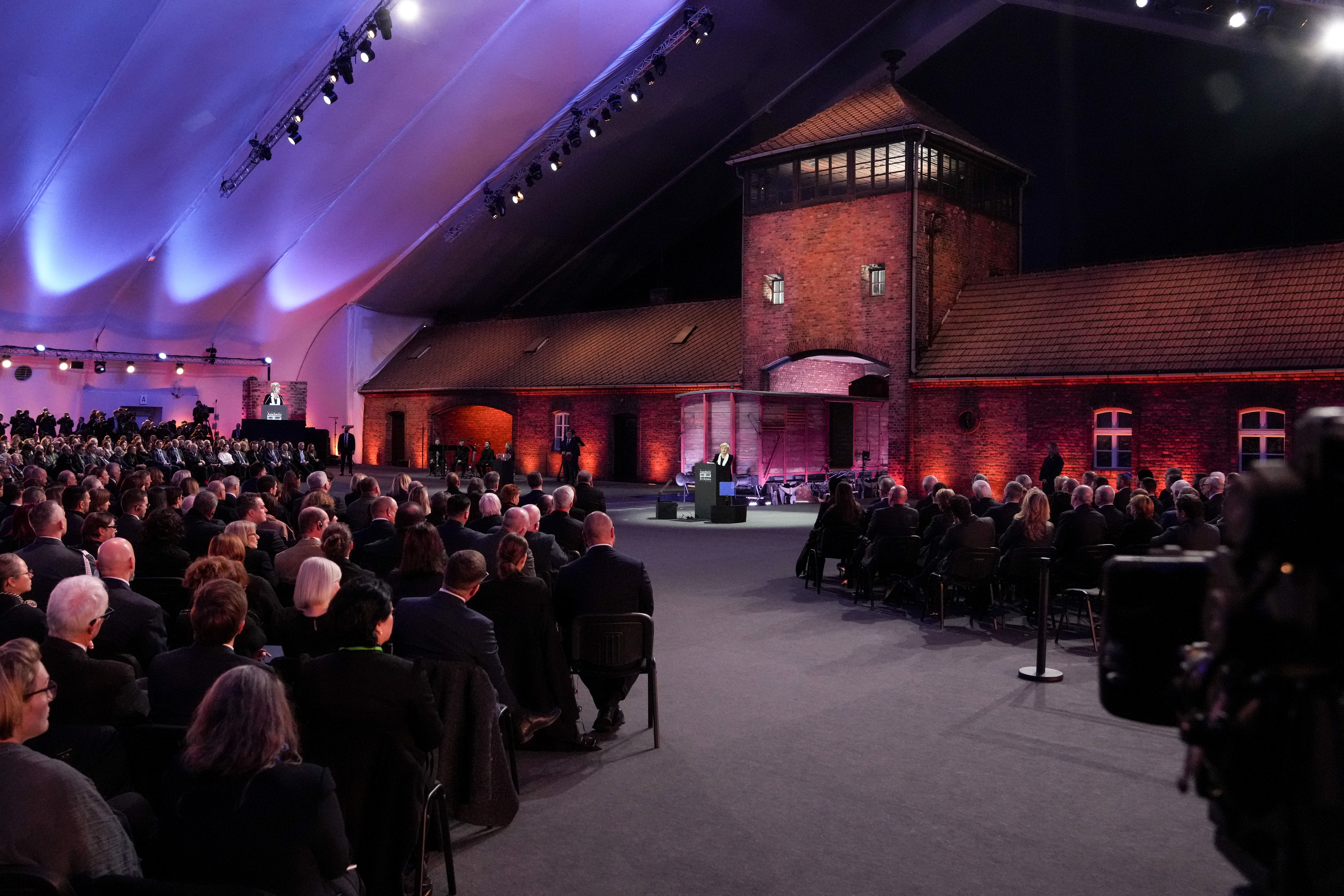 «Θυμάμαι ακόμα τα ουρλιαχτά»: Συγκίνηση στην τελετή για την απελευθέρωση του Αουσβιτς-2